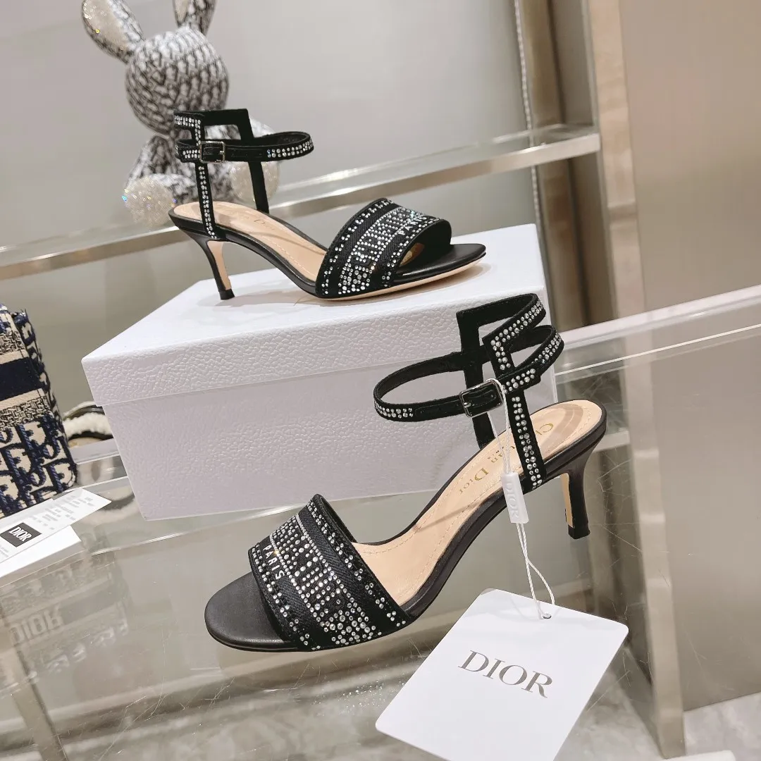 👟👟Ex-factory price 560👟👟 Original mold opening, 1:1 reproduction, using original Italian last, authenticity is as high as 99%, purchasing agent level, original order quality. The Dway heeled sandals reinterpret Dior's iconic piece for an elegant look. Crafted from cotton, it's embroidered with metallic threads and embellished with gold crystals, while the delicate band on the upper highlights the embroidered "CHRISTIAN DIOR" signature. The style is refined and enhanced with a 6.5cm heel, making it the ideal piece to pair with formal looks. ✅The upper is decorated with "CHRISTIAN DIOR" logo embroidery ✅Adjustable ankle straps with buckles ✅Heel height: 6.5cm. Made of imported leather ✅Outsole: original genuine leather outsole imported from Italy The sole is decorated with Christian Dior's lucky star symbol ✅Size: 35-40 ✅Packaging: full set of original counter packaging